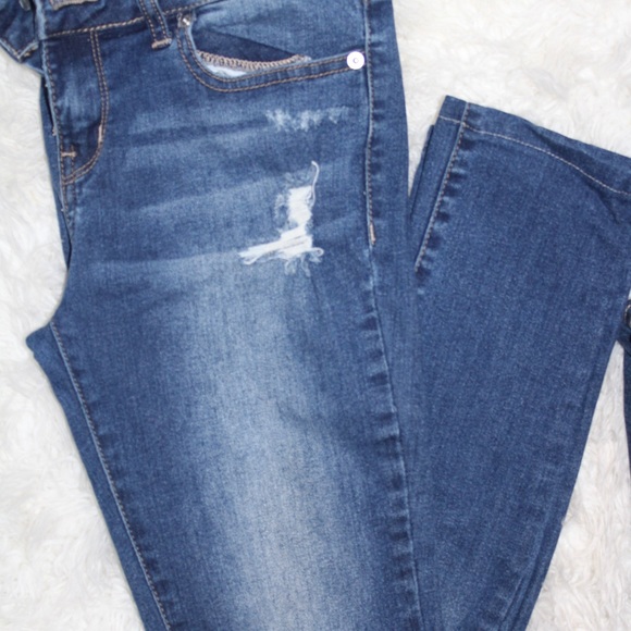 Two guess jeans. - Picture 4 of 6